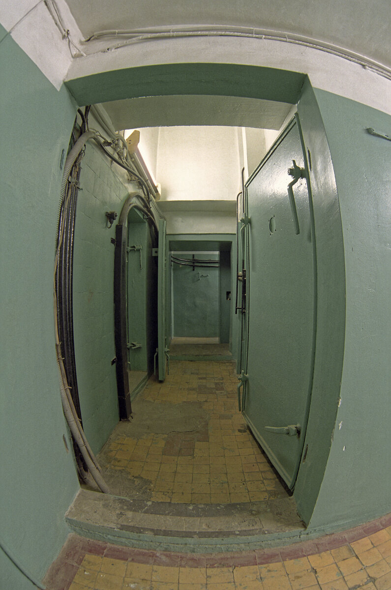 02. За ней уже - гермодвери входного шлюза