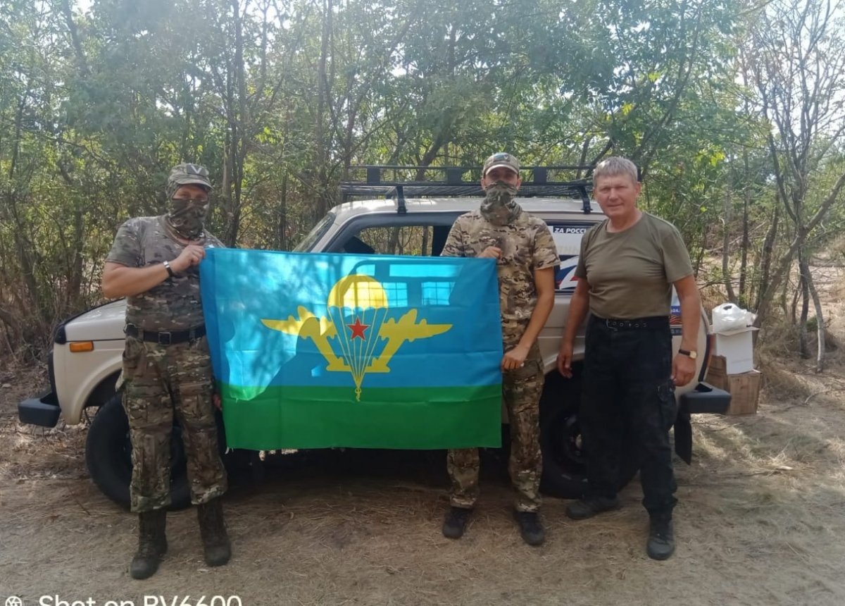    Красноярские общественники передали машину и гумпомощь в псковскую дивизию