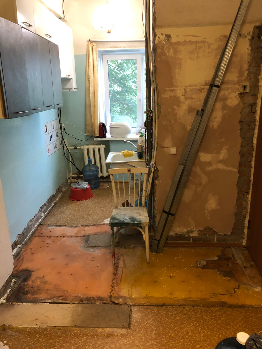 Это коридор и кухня вместе, раньше тут были перегородки