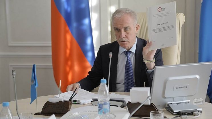 Сергей Морозов, губернатор Ульяновской области, демонстрирует отчет АНО «ЦМОК»