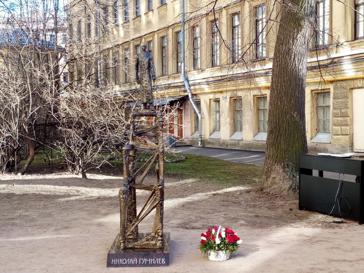 памятник гумилеву в санкт-петербурге герцена. памятники гумилеву николаю. памятник семье гумилевых в г бежецк. николай гумелев памятник. памятник гумилеву.