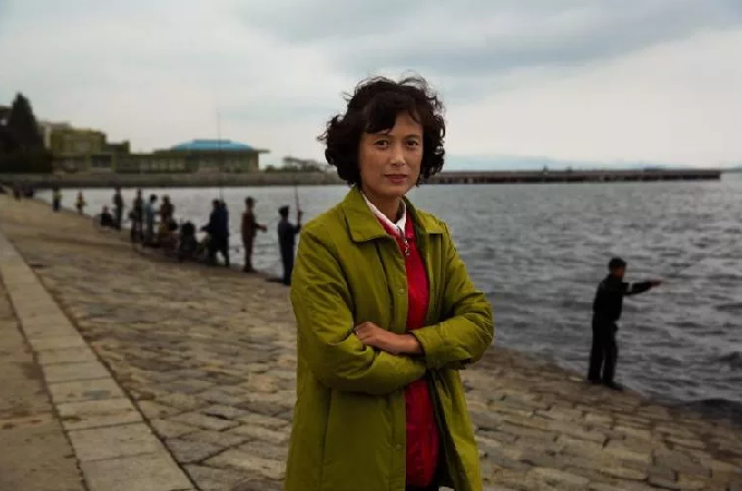 Девушка гуляла по набережной и попала в кадр 