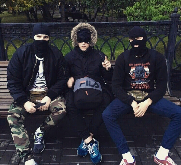 Кто такие оффники? Это очень популярная в последнее время субкультура, имеющая свои внешние проявления и внутригрупповые ценности.
Привлеченные интересным названием, атрибутикой или звонкими лозунгами, подростки попадают туда через общение с другими подростками, увлекающимися культурой оферов, или группы в социальных сетях. Бравые ребята-оффники на фото кажутся им героями. Юные неокрепшие умы учат быть сильными, здоровыми и злыми. Они ходят на «забивы», где показывают характер или отстаивают свою точку зрения при помощи кулаков. Оферы устраивают драки в малолюдных местах. Все происходящее сопровождается видеосъемкой. Хотя чаще это просто группы подростков, которые могут наводить свои порядки в своем районе. Причиной стычек в среде самих оффников, между представителями этой субкультуры с прочими людьми могут быть вещи или неподобающее поведение.
