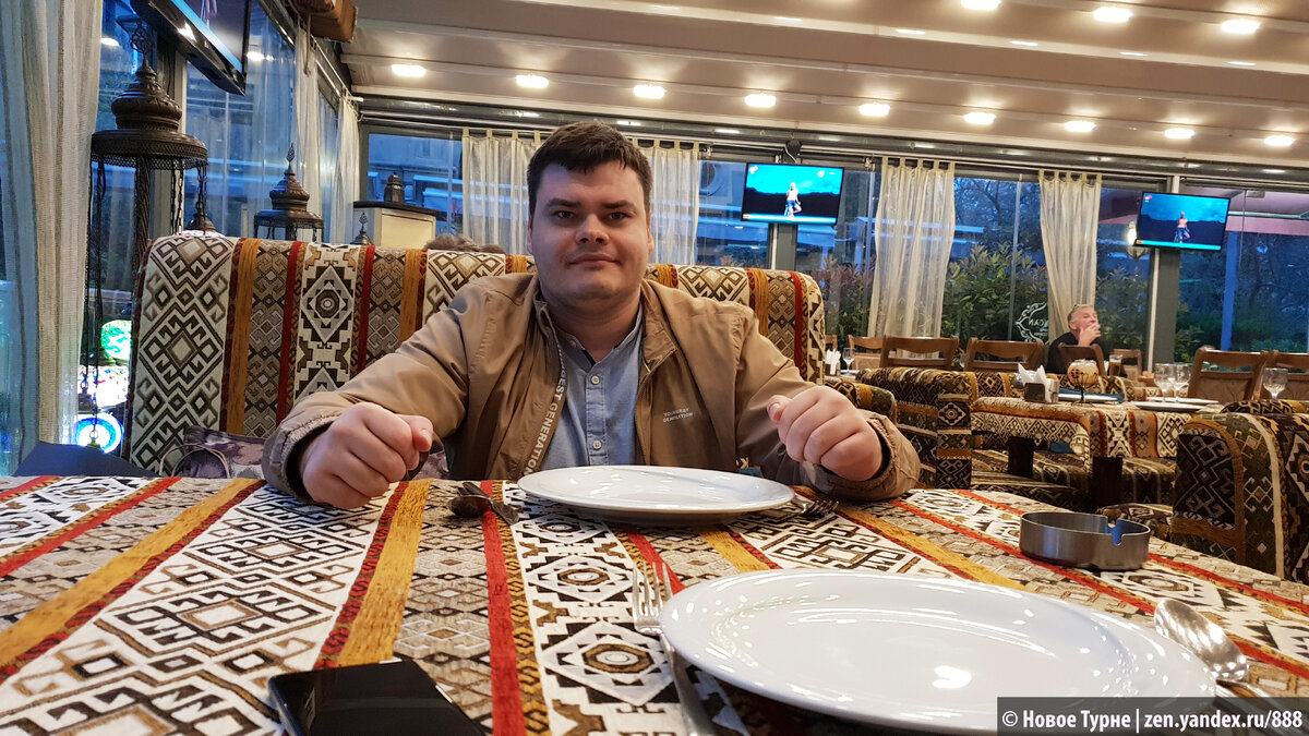 В ресторане на площади Фонтанов, г. Баку (2019 г.) Хоть и центр, но далеко не самое дорогое заведение, которое я посещал в Азербайджане