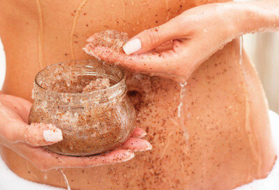 [caption id="attachment_1196" align="aligncenter" width="400"] Выбирайте натуральные скрабы и средства по уходу за кожей[/caption]