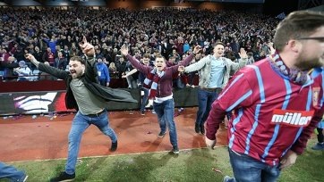 В понедельник «Астон Вилла» в упорной борьбе переиграла «Дерби» в решающем матче плей-офф Чемпионшипа. Бирмингемцы – клуб с великой историей. Команда на удивление три сезона просидела вне элиты английского футбола, но в следующем году точно пошумит в элите. Рассказываем все, что нужно знать о «вилланах». 
