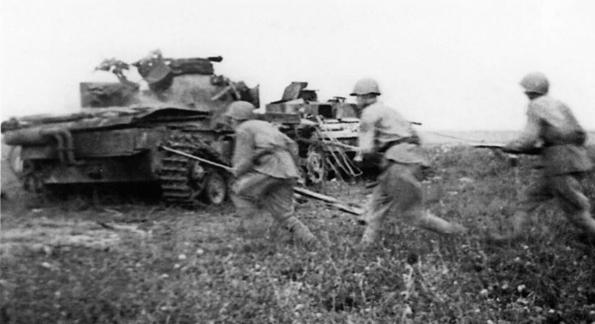 Немецкие танки против. Фото Курская битва 1943. Солдат с ПТРД. Танковая атака.