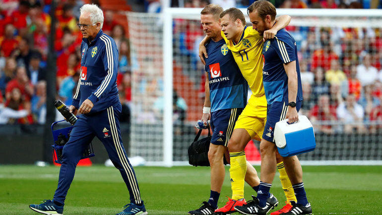 Виктор Классон покидает поле при помощи врачей и пропустит все летнее межсезонье