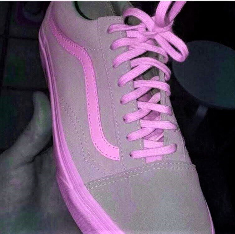 Какие кроссовки розовые или. Кроссовок розовый или зеленый. Белые кроссовки с розовыми шнурками. Кроссовок розовый или бирюзовый. Кроссовки зеленые или розовые.