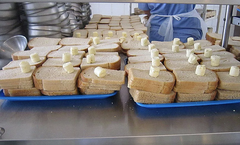 Хлебобулочные изделия в столовой. Хлеб в столовой. Хлеб в армии. Армейское масло