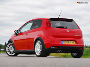 
Все многое другое рассматривать принял решение позже. Одновременно за руль, рычаг с крупным набалдашником — обратно, выруливаю по улочкам провинциального города на условный простор. Моторчик в 77 л.с. несомненно не из хиляков — усердно переживает немаленькую и нетесную автомашину. А коробка работает с повадками итальянского халдея в горячий полдень, полный тип которого наводит на идея: ты ему тут лишь препятствуешь.