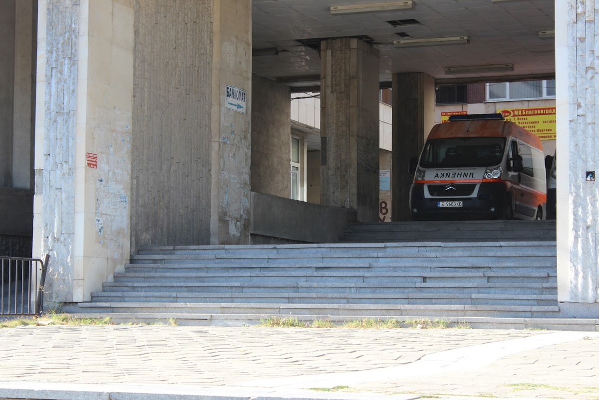 Машины скорой помощи у приемного отделения МБАЛ Благоевград. Август 2019 г.