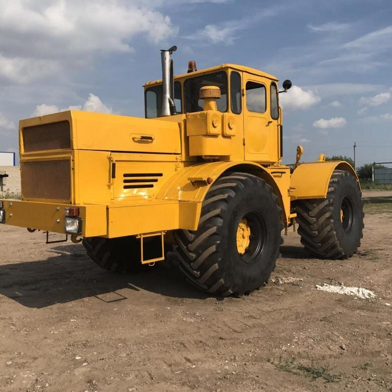 Желтый "Кировец". Большой и могучий трактор.