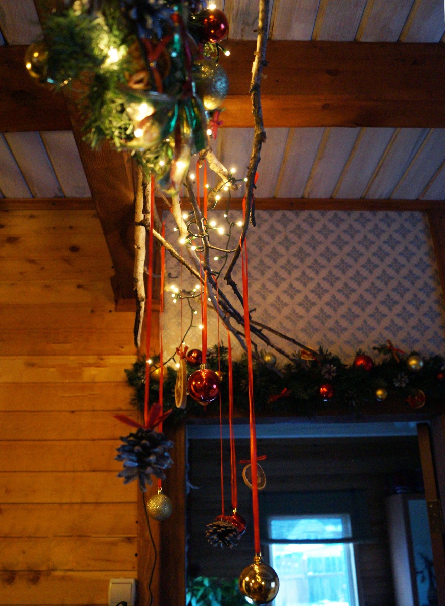 Подвесные шишки отлично смотрятся на балках, окнах