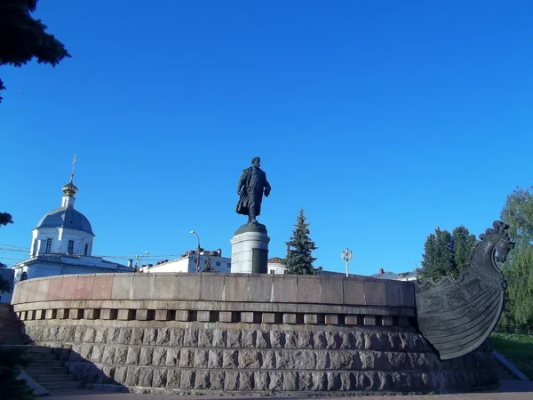 Памятник Афанасию Никитину на берегу Волги