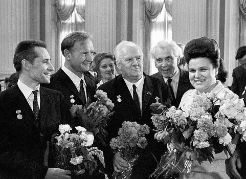 Замуж Людмила Зыкина вышла в 1951, когда ей было 22 года. Первым мужем певицы был Владлен Позднов – инженер автомобильного завода им. Лихачева. Люда в те годы работала в русском народном хоре им.-5