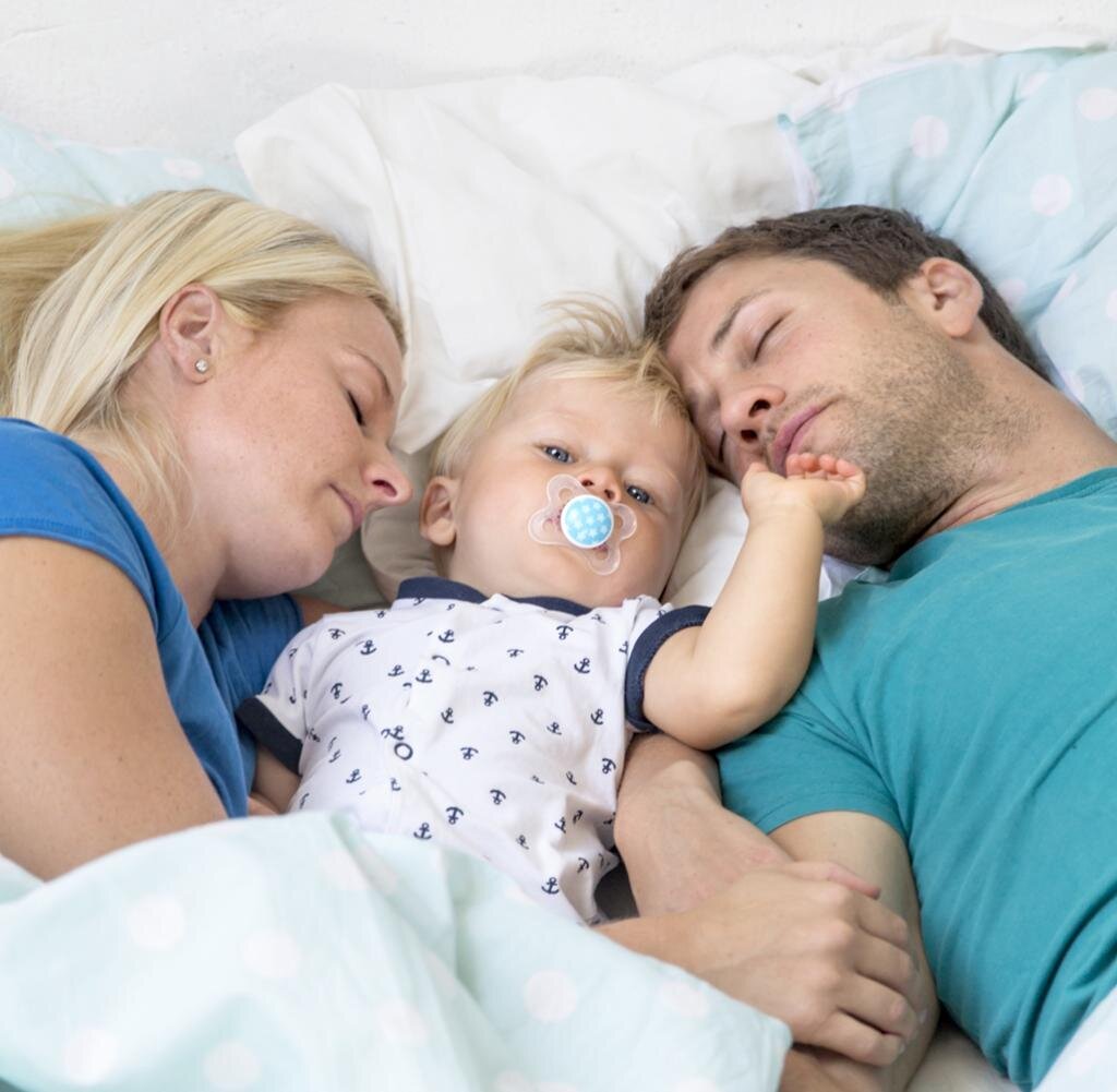 В последние годы все больше родителей укладывают ребенка спать в своей постели. Для самых маленьких это даже необходимо, потому что мама для них является источником тепла, пищи и привязанности.-2