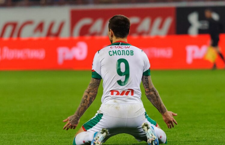 Смолов в игре за московский "Локомотив"
