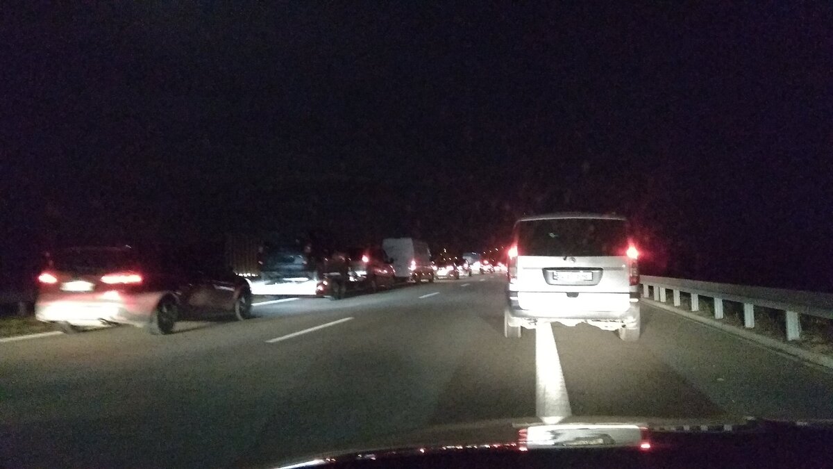 Это автострада А4. Встречный транспорт свободно движется слева за разделительным барьером. (К сожалению, качество снимка не позволяет это рассмотреть)