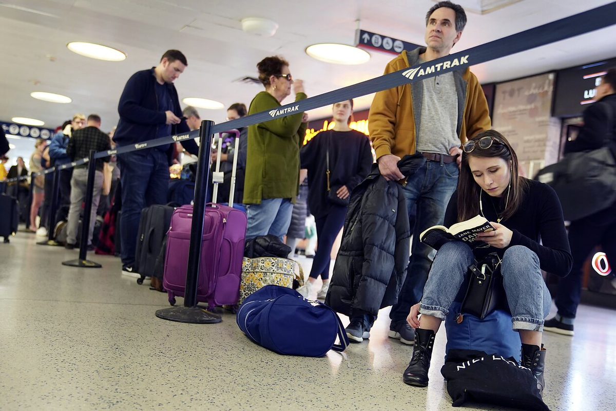 чемоданы баннер. человек с чемоданом. эмиграция молодежи. отток населения. бежит с чемоданом.