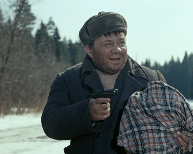 Пистолет в конце - это Макаров, но как он в него превратился, ведь до этого был другой?