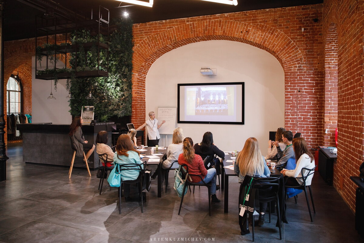 Начинающие декораторы на лекции про свет