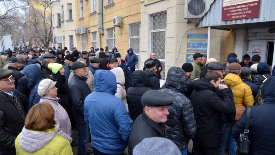 Люди с раннего утра штурмуют наркодиспансер, чтобы получить медсправку. Фото riavrn.ru