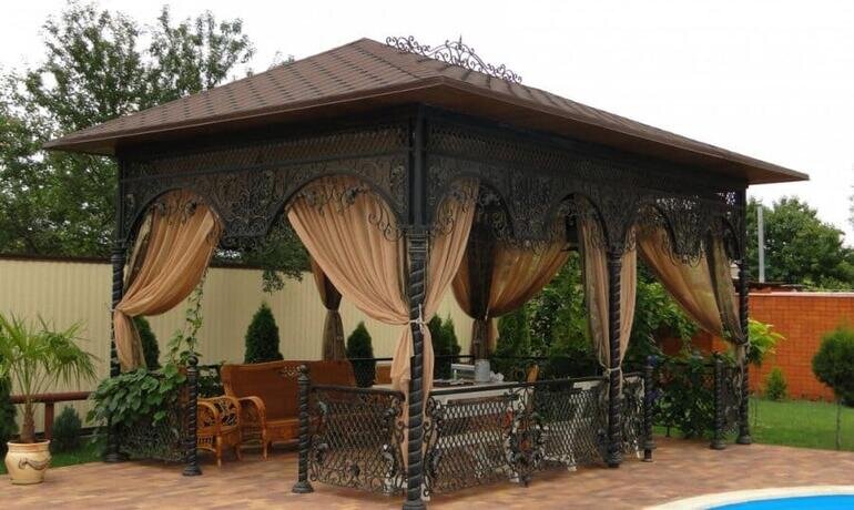 Металлическая беседка на участке 