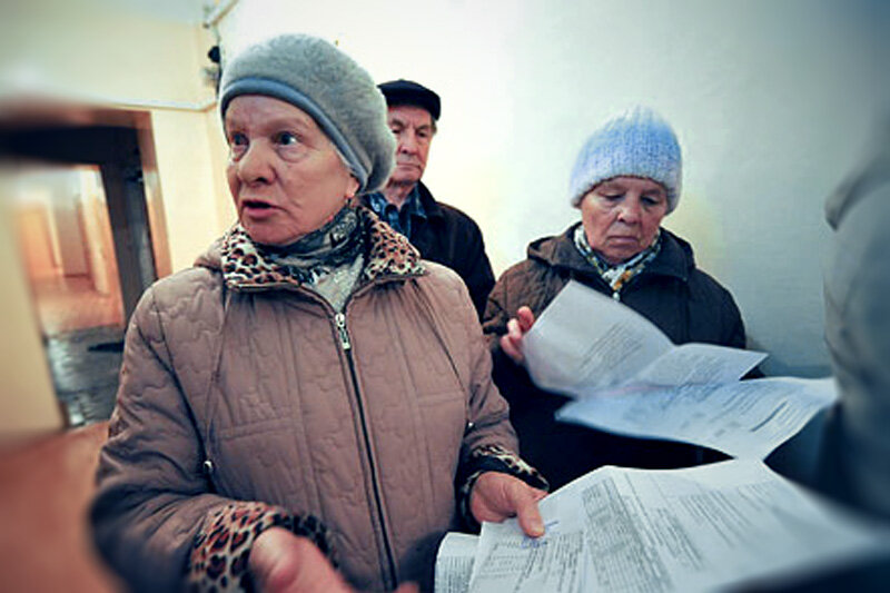 Старики остаются с непонятными документами на руках, заключенными с иногородними коммерческими фирмами, хотя думали, что к ним пришли из УК