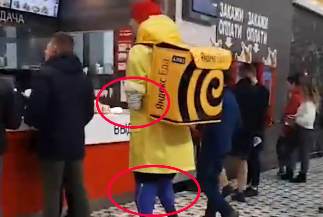 Михаил Асташков ожидает выдачу заказа