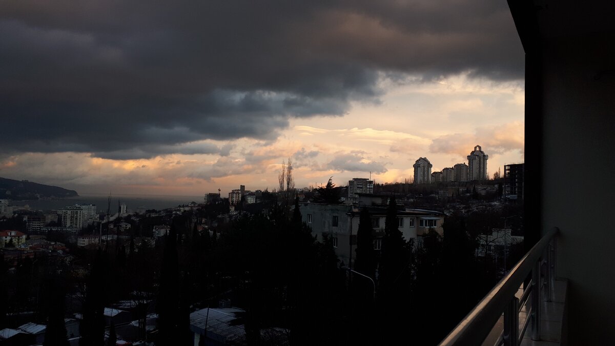 Город Ялта. Вечер 11 февраля 2020