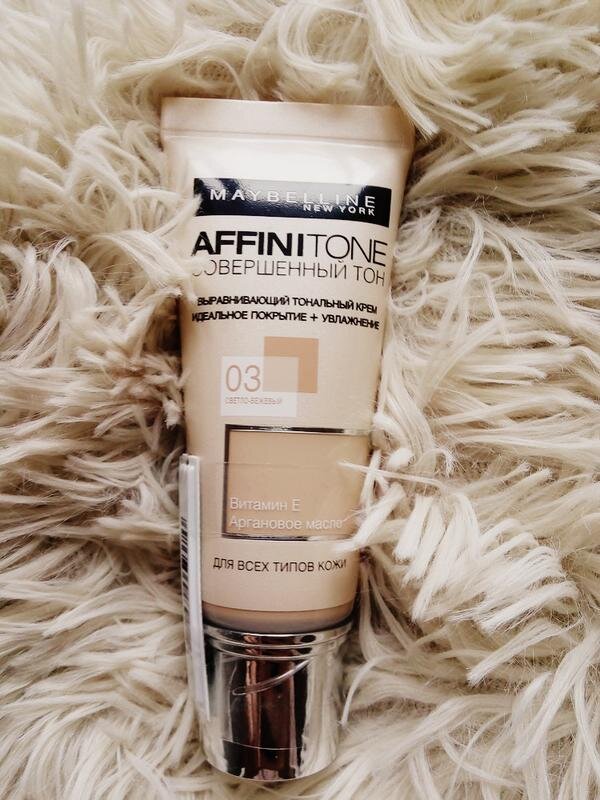 У него хорошее покрытие, но при этом он не сушит кожу и не скатывается в течении дня. 