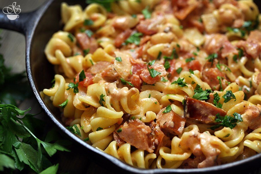 Макароны на ужин. Макароны с сосисками. Паста с колбасками. Макароны с сыром и колбасой. Макароны с копченой колбасой