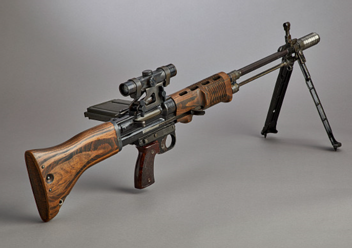 FG-42 (нем. Fallschirmjägergewehr 42 — винтовка парашютиста образца 1942 года) — немецкая автоматическая винтовка времён Второй мировой войны. Разрабатывалась специально для десантников люфтваффе.