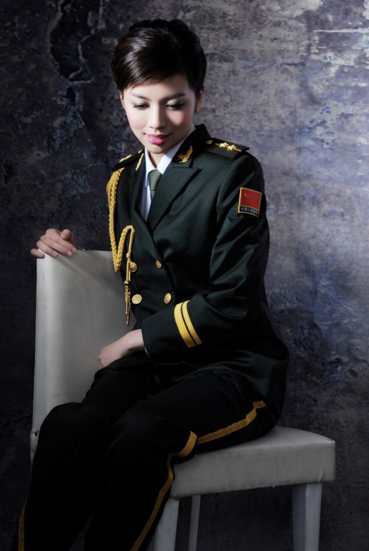 Связанные формы c. Женщины военные. Девушки в военной форме. Китайские девушки в форме. Женщина офицер.