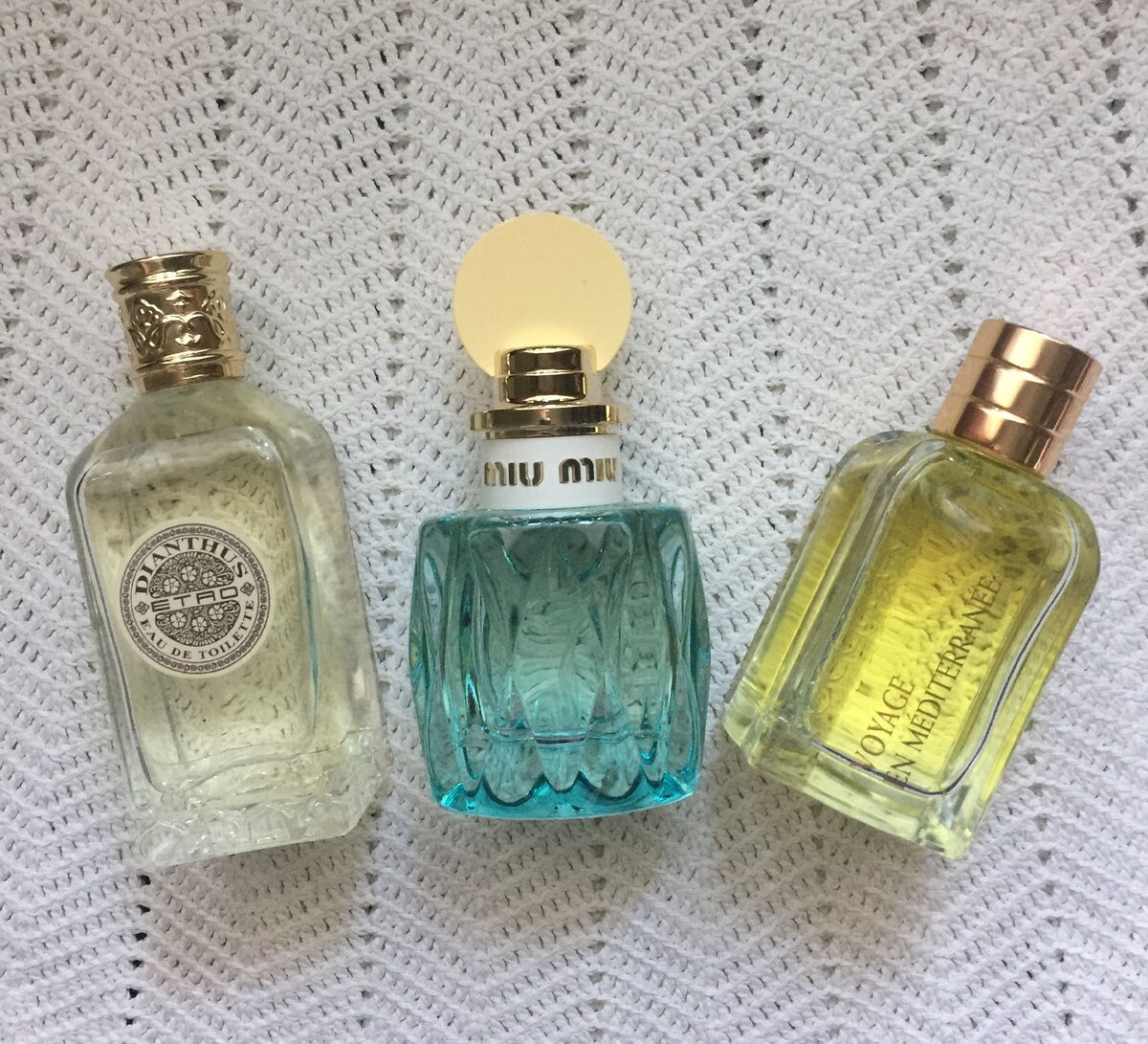 На фото представлены ароматы из коллекции "Парфюм дня": ETRO Dianthus, Miu Miu L`eau Bleue, L`Occitane Mimosa