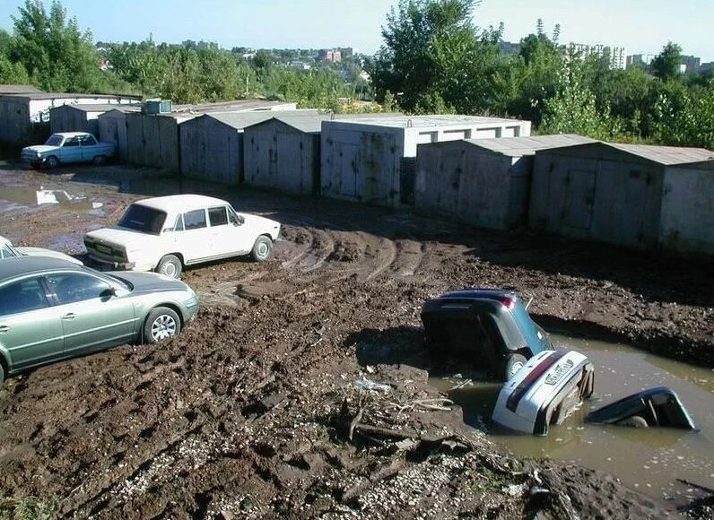 Примерно так оно и есть. Почти все парковочные места заняты.