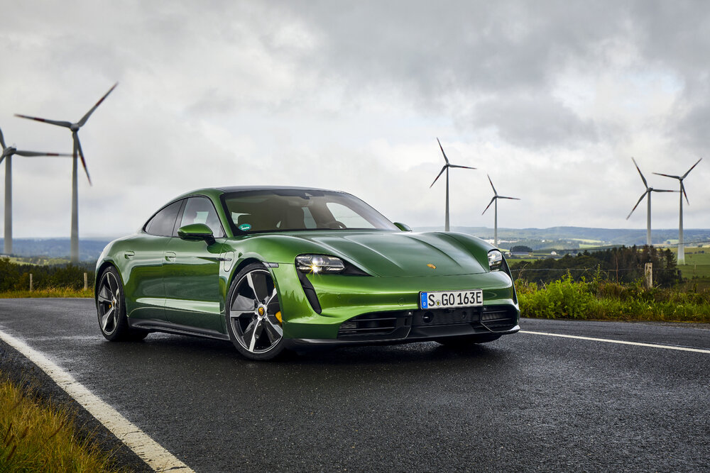 Электромобиль Porsche Taycan Turbo S, цвет Mamba green metallic