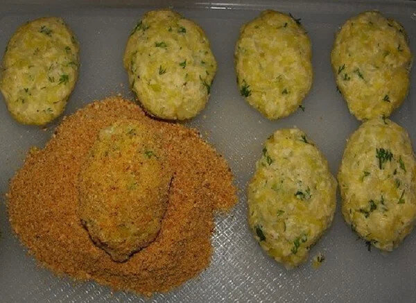Формируем котлеты.  Обваливаем их в панировочных сухарях 