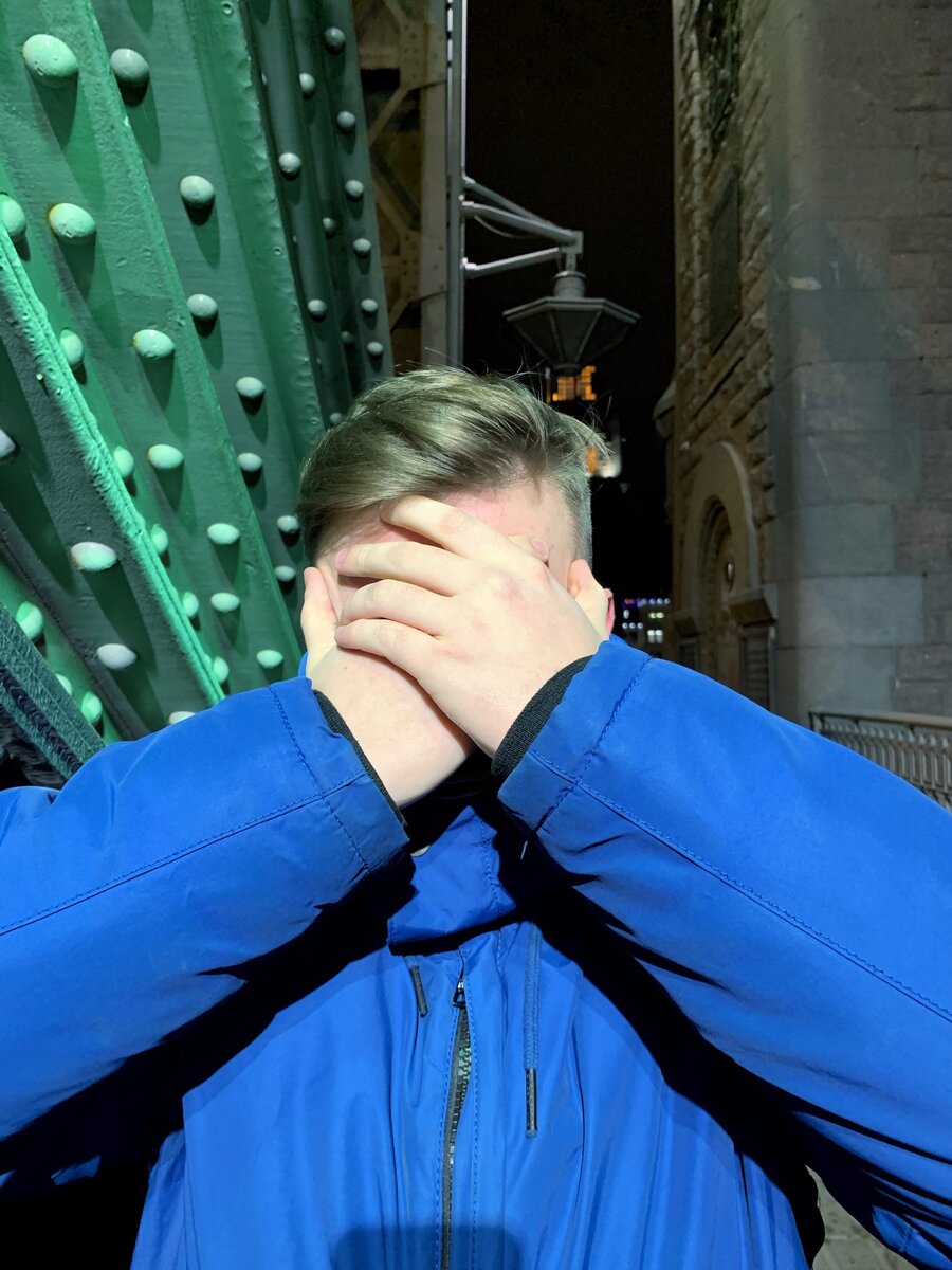 Я сонный иду на работу.