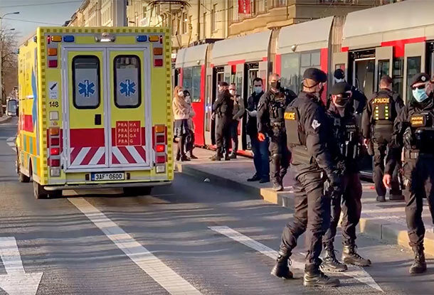  Инцидент произошел 18 марта в районе 17 часов в районе Výtoň. Вошедший в трамвай человек с ножом вел себя агрессивно. Прибывшим по вызову полицейским пришлось выстрелить ему в ногу.