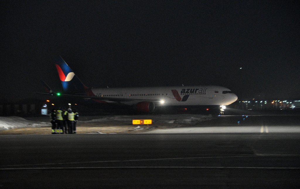 Первоначально, как и в первый день борт ожидался в районе 17-00. Во вьетнамской Камрани должна была быть "авиарокировка" и к нам должен был прийти самолет, выполнивший рейс из Иркутска. Накануне, Вьетнам закрыл границу для въезда иностранцам. Самолетам из четырех городов, вылетавших вечером из Омска, Иркутска, Новосибирска и Сургута, было отказано в возможности привезти туристов. Через несколько часов переговоров самолетам было дано добро на прилет пустыми и вывоз уже отдохнувших.
Вместо 19-40 лайнеры отправились во Вьетнам в полчетвертого утра. В ожидании нам пришлось оперативно пересогласовать время выхода на перрон, благо руководство Омского аэропорта пошло нам навстречу. И вот обещанный борт, совершив рейс из Иркутска в Камрань, взял курс на запад и в 22 ч. коснулся омской ВПП.


