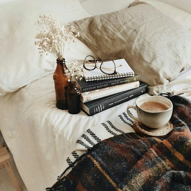 Примером может явиться привычка поздно ложиться спать. Знаком в таком случае будет являться то, что вечером вы включаете телевизор или входите в социальную сеть. Далее идет какое-то действие. То есть в нашем примере вы уже начинаете смотреть какой-нибудь сериал или увлеченно читать информацию от ваших друзей. Так проходит час за часом, а спать вам совсем не хочется.