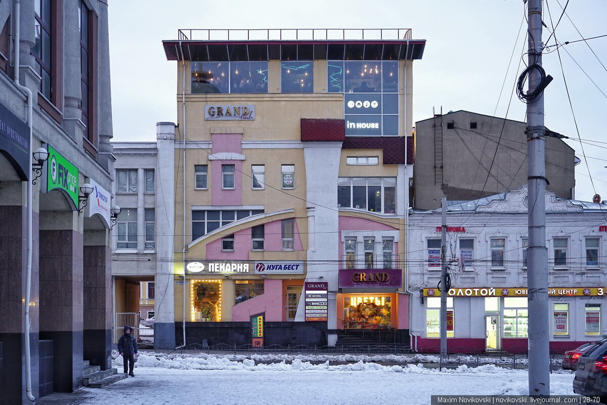 С Аптечного переулка открывается вид на улицу Красной армии и торговый центр