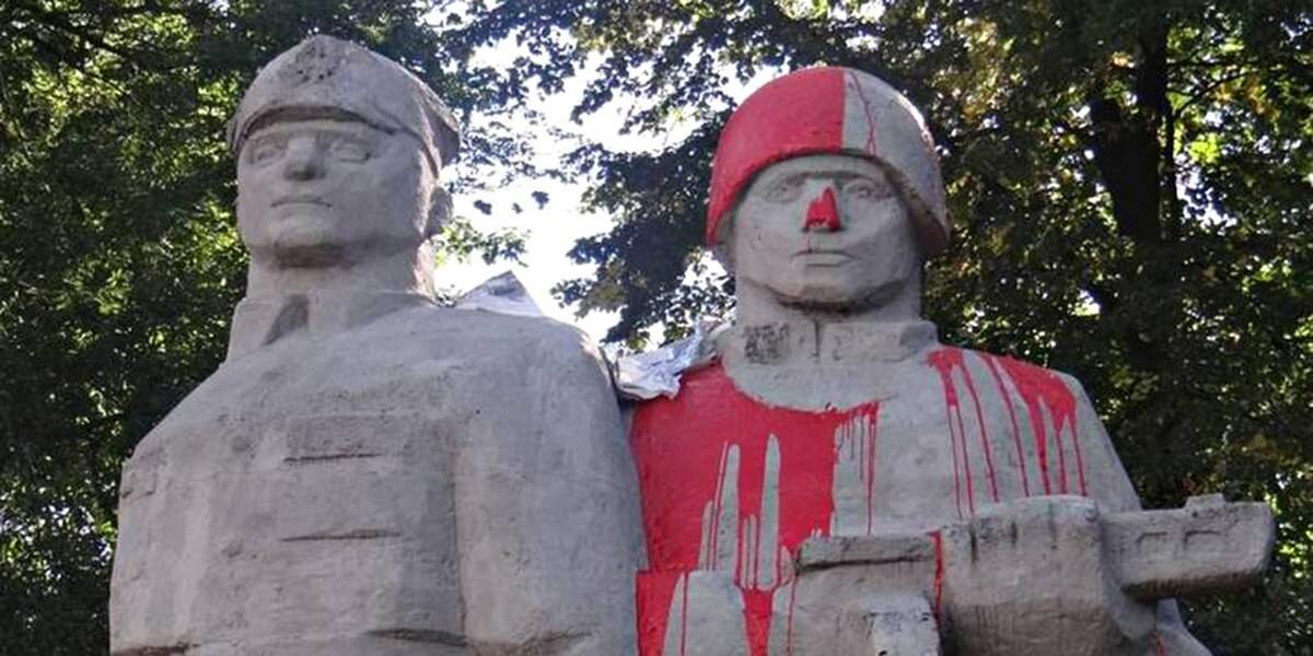 Монумент повидал всякое... 