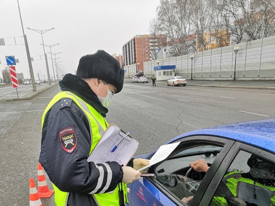 Кто должен снимать номера с машины водитель или инспектор