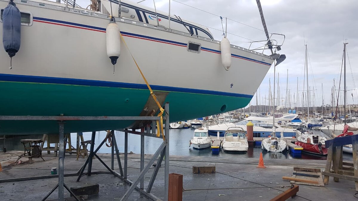 В процессе грунтовки и покраски днища нашей яхты