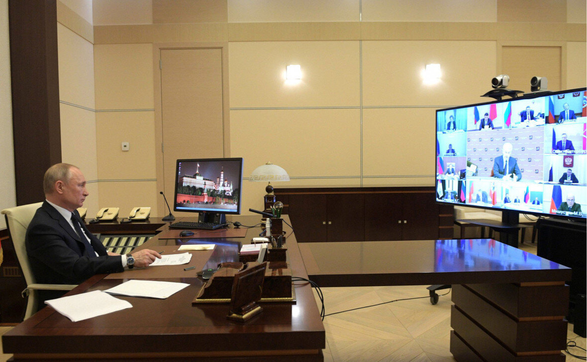 В России всем, кто потерял работу и обратился в службу занятости после 1 марта, будут выплачивать пособие по безработице с апреля по июнь в размере МРОТ. Об этом заявил президент России Владимир Путин на совещании с руководителями субъектов Федерации. 
«Предлагаю в апреле, мае и июне выплачивать пособие по безработице <...> в размере МРОТ — 12 130 руб.», — сказал президент.

Путин также распорядился, чтобы россияне смогли оформить пособие «максимально просто», «в дистанционном порядке».

Глава государства также заявил, что власти в первую очередь будут оказывать помощь тем компаниям, которые сохраняют занятость своих сотрудников. 
Подробнее на РБК:
https://www.rbc.ru/rbcfreenews/5e8dcb9f9a79471f03166ff9