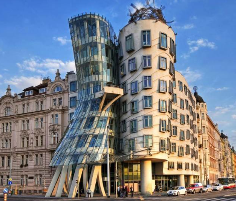 Танцующий дом в Праге