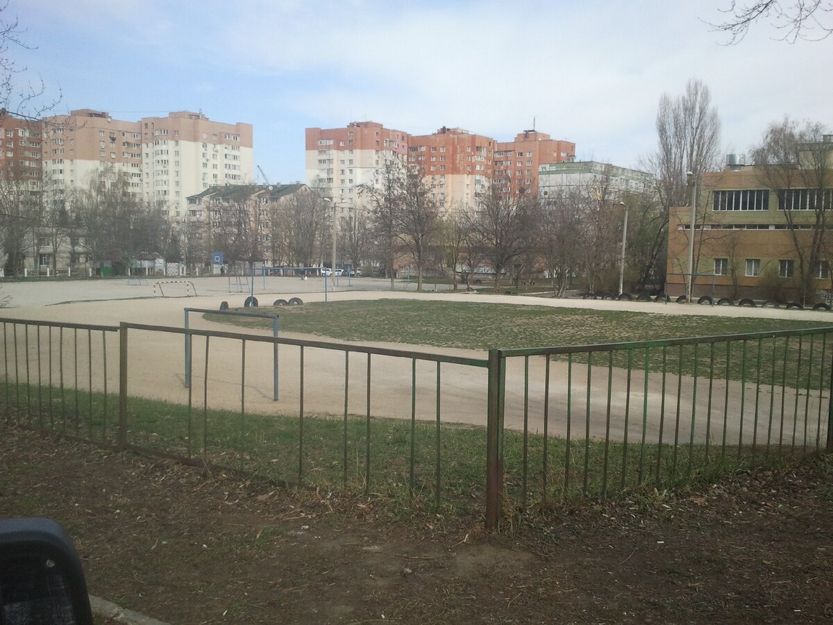 Вот это - школьный стадион. Со времён независимости не ремонтировали
